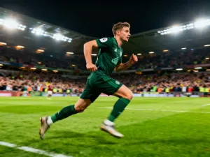 Marcus Rashford biegnący po murawie boiska podczas meczu piłkarskiego na wypełnionym stadionie.